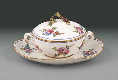 Lot 642 - A Sèvres écuelle, cover and stand