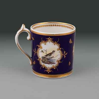 Lot 651 - A Chamberlains Worcester cylindrical mug