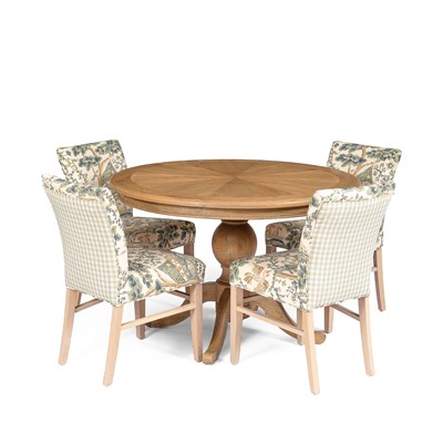 Lot 553 - A circular oak breakfast table