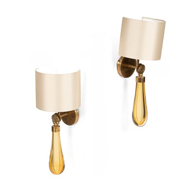 Lot 556 - A pair of contemporary wall lights