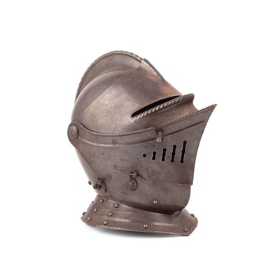 Lot 577 - A 16th Century style close helmet