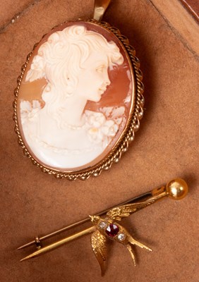 Lot 37 - An Edwardian yellow gold bar brooch